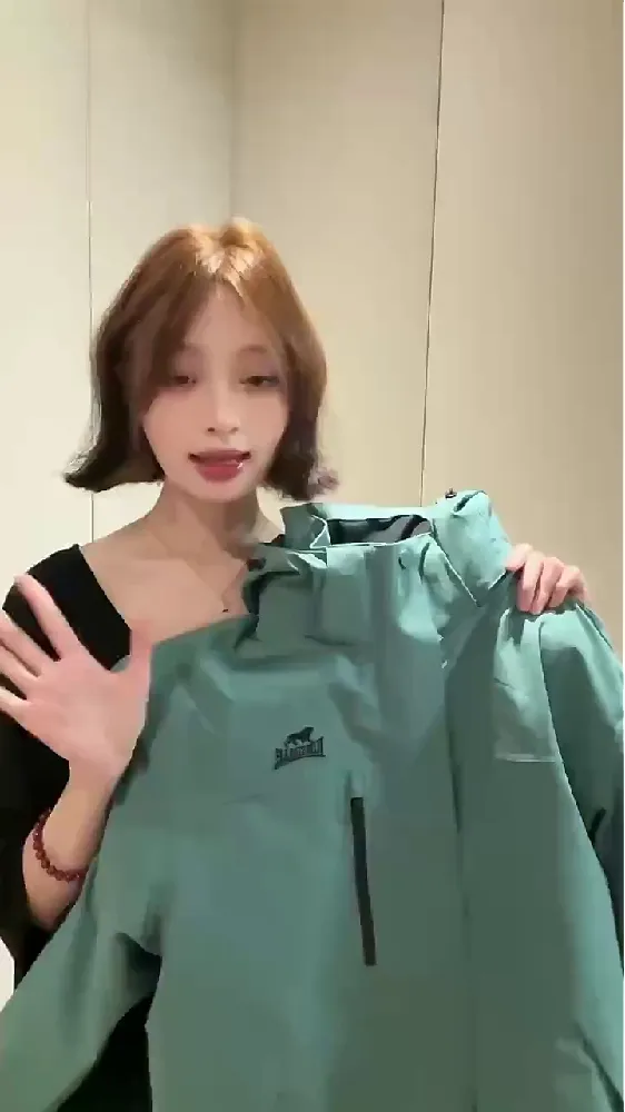 户外冲锋衣这样选!!防风防水超靠谱