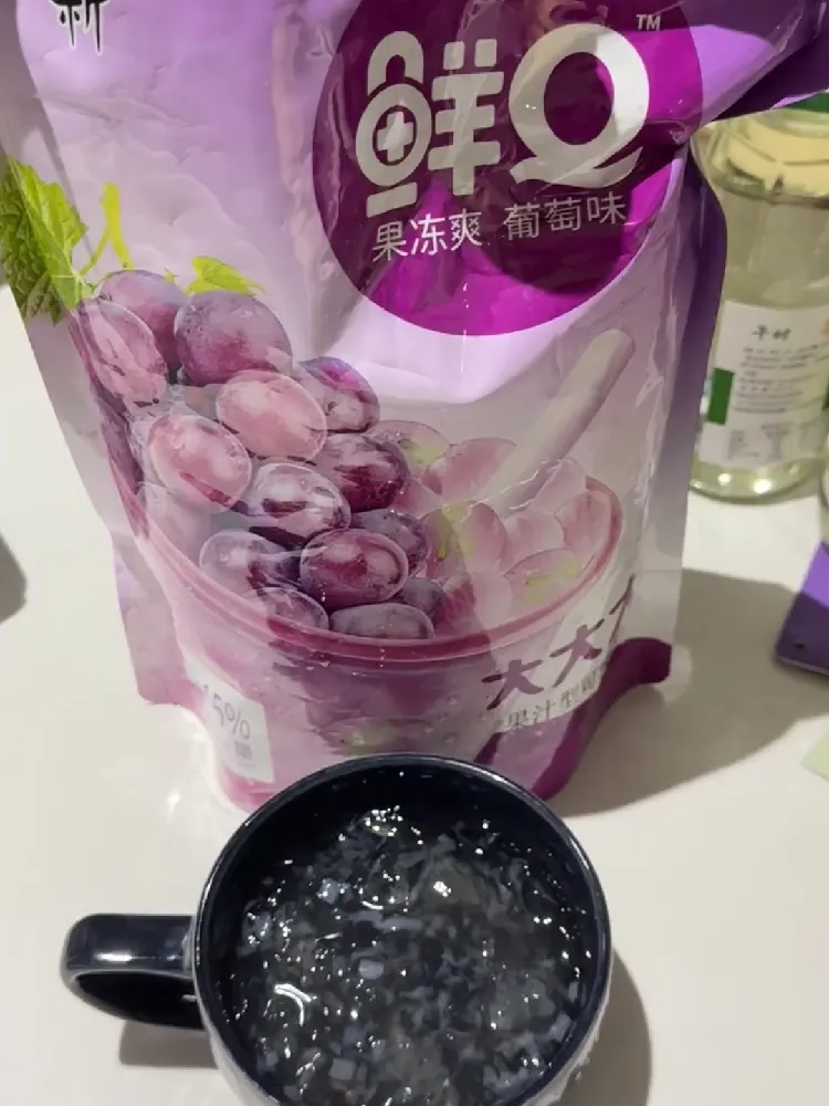 跟风吃了一周以上的蜡笔小新可吸果冻...