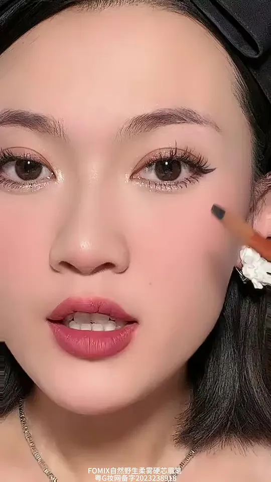 尤其适合初学者的03#灰棕色,让你轻松拥有立体美眉!