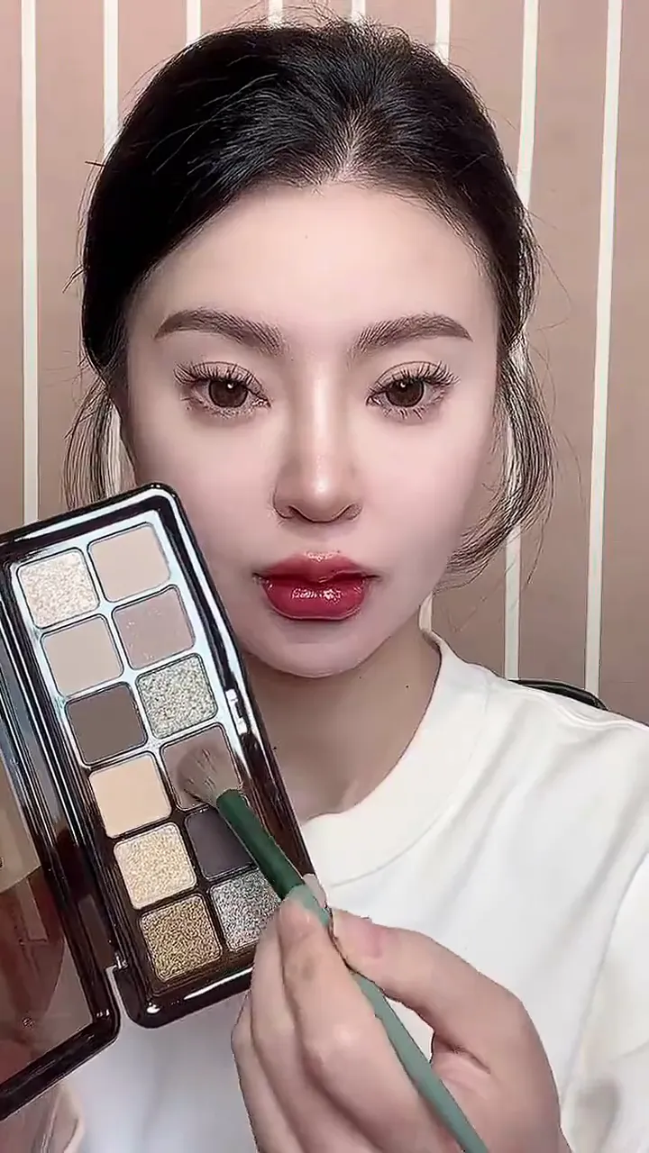 哇塞!这盘眼影绝了!日常百搭美出圈