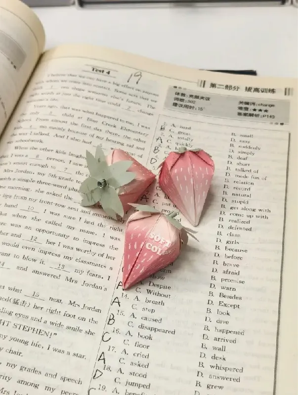 第一个做出折纸草莓的人是怎么想到的呢