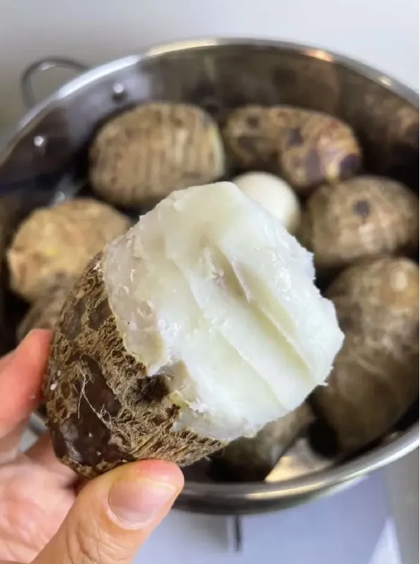 与其在外面买各种加工好的芋头制品,不如自己买点新鲜芋头在家做