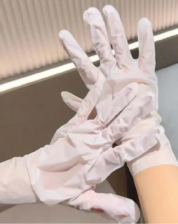 不同的手部肌肤问题要用不同功效的手膜。