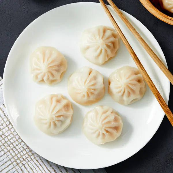 咬一口,鲜汁四溢,软糯鲜香的小笼包真的绝~