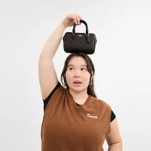 蔻驰奥莱女士夏季经典老花ROWAN迷你波士顿包:百搭轻奢的日常点睛之笔