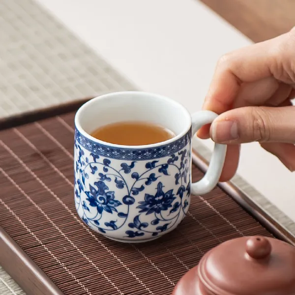 炎煌白瓷青花缠枝莲手把杯|瓷耳防烫,雅室清欢