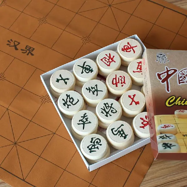 清仓特价实木中国象棋 儿童成人老人大号象棋套装 学生大号象棋 4厘米实木象棋+皮革棋盘（中号）