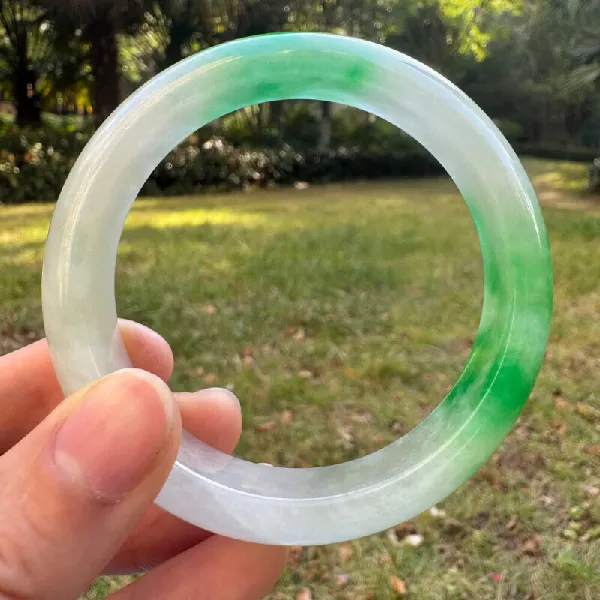 冰种翡翠手镯飘阳绿 缅甸正品高端玉镯鉴赏