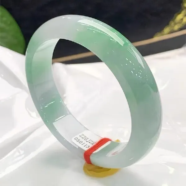 长期主义消费观 | 这只冰种阳绿翡翠手镯，值得戴上一辈子