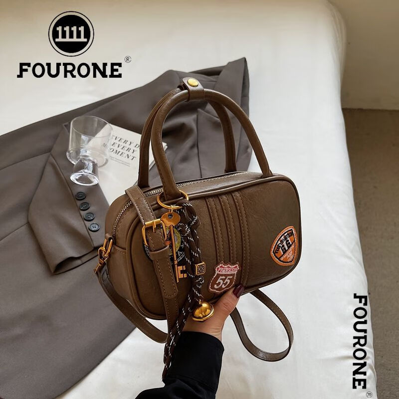 FOUR ONEFOUR ONE时尚徽章手提小包包女式高级感潮波士顿包通勤百搭斜挎包 棕色送挂件